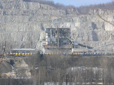 Pod Kotoučem má ještě letos stát nová vápenka, radnice však záměrům investora nepožehná, pokud se nedočká některých opatření na zlepšení kvality života lidí v okolí lomu.<br/>   
FOTO: DAVID MACHÁČEK
