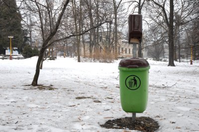 Nyní je po Kopřivnici rozmístěno pětatřicet košů, které jsou opatřeny nástavci s držáky pro sáčky na sběr psích exkrementů.<br/>                                                                               
FOTO: DAVID MACHÁČEK
