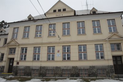 Průčelí Základní školy v Ženklavě zdobí šestatřicet nových plastových oken, na jejichž výměnu obec vynaložila více než půl milionu korun.<br/>                                                   
FOTO: David Macháček
