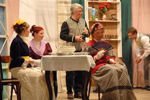 Tradiční účastník Štramberské přehlídky amatérského divadla, ochotníci z Drahotuš, minulý týden přivezli komediální klasiku - Charleyovu tetu.<br/>                                                  
FOTO: DAVID MACHÁČEK
