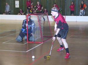 Sparťanský florbalista Pacan vyváží míček zpoza vlastní brány v semifinálovém souboji s domácími FBC Vikings Kopřivnice.<br/>                                                                     
FOTO: ONDŘEJ ZAPLETAL
