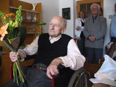 Gratulanti se u stoletého Jana Stodůlky ze Skotnice střídali o víkendu jako na běžícím páse. Nechyběly  dárky ani květiny.<br/>                                                                        
FOTO: Ilona Hoffmannová
