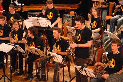 Big Band MIS music v sobotu prvním celovečerním programem ve své krátké historii zaplněnému kulturnímu domu potvrdil svou pozici ’vlajkové lodi’ školy.<br/>                         
FOTO: DAVID MACHÁČEK
