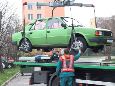 Pokud majitel zapomene odvézt auto z ulice, která má být uklizena, musí počítat s tím, že bude odtaženo.<br/>              
ILUSTRAČNÍ FOTO: DANA HOĎÁKOVÁ
