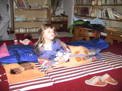 Nejmladší účastnice Noci s Andersenem se v příborské knihovně ukládala k spánku oproti ostatním s výrazným předstihem.<br/>                                                                
FOTO: Ilona Hoffmannová
