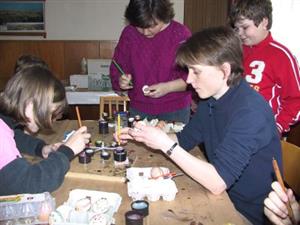 Technika zdobení kraslic rozpuštěným voskem je hodně známá a populární. V Lubině k usnadnění práce mají k dispozici speciálně vyrobené stojany.<br/>                                         
FOTO: ILONA HOFFMANNOVÁ
