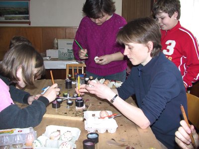 Technika zdobení kraslic rozpuštěným voskem je hodně známá a populární. V Lubině k usnadnění práce mají k dispozici speciálně vyrobené stojany.<br/>                                         
FOTO: ILONA HOFFMANNOVÁ
