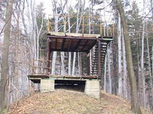 Havarijní stav Bezručovy vyhlídky na Brdech nutí město uvažovat o jejím zajištění. Ve hře jsou jak varianta demolice, tak  rekonstrukce.<br/>                                                          
FOTO: DAVID MACHÁČEK

