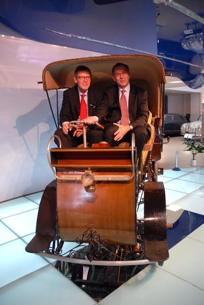 Německý velvyslanec Helmut Elfenkämper (vlevo) společně s šéfem francouzské ambasády jeho excelencí Joëlem De Zorzim navštívili muzeum a vyzkoušeli i Präsidenta.<br/>     
FOTO: DAVID MACHÁČEK
