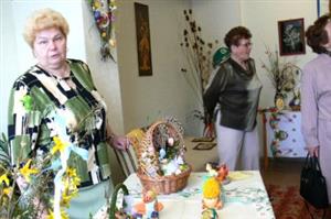 Převezené velikonoční dekorace z Loučky musela Miroslava Lipová (na snímku vlevo) naaranžovat nově s čerstvými květy.<br/>             
FOTO: I. HOFFMANNOVÁ
