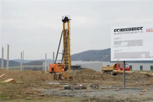 Počasí konečně dovolilo začít se stavebními pracemi na výrobní hale dalšího investora v průmyslové zóně. V sousedství svého odběratele staví společnost Rieger.<br>                       
FOTO: DAVID MACHÁČEK