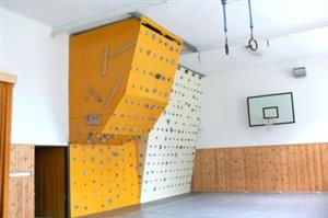 Horolezecké stěny ze stávající malé tělocvičny ZŠ ve Štramberku by se také měly přestěhovat do nově postavené tělocvičny v nadstavbě nad zázemím sousední sportovní haly.<br/> FOTO: DANA HOĎÁKOVÁ