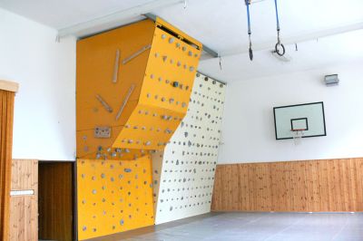 Horolezecké stěny ze stávající malé tělocvičny ZŠ ve Štramberku by se také měly přestěhovat do nově postavené tělocvičny v nadstavbě nad zázemím sousední sportovní haly.<br/> FOTO: DANA HOĎÁKOVÁ