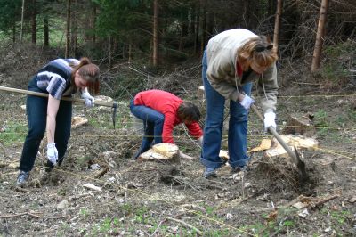 Jednou z akcí pořádaných u příležitosti Dne Země bylo sázení stromků, do kterého se zapojili téměř všichni pracovníci odboru životního prostředí.<br/>                                                
FOTO: DAVID MONSPORT
