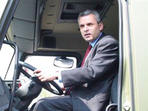 Středně těžký terénní vůz z Tatry si osobně vyzkoušel i ministr obrany Karel Kühnl, nyní má ale jeho rezort výhrady k ceně, kterou automobilka nabídla.<br/>      
ILUSTRAČNÍ FOTO: DAVID MACHÁČEK
