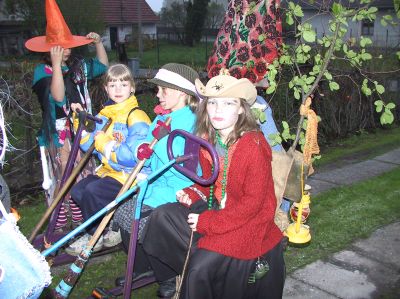 Čarodějnické elévky, které ještě nevlastní osvědčení na používání košťat, si cestu obcí ulehčovaly speciálním cyklopovozem.<br/>                                                                                
FOTO: ILONA HOFFMANNOVÁ
