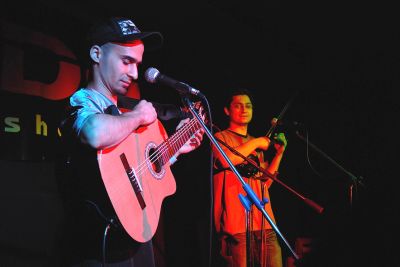 Gipsy se vedle svého spoluhráče, houslisty Vojty Lavičky, představil nejen jako rapper, ale také jako kytarista.<br/>                                                                                                       
FOTO: DAVID MACHÁČEK
