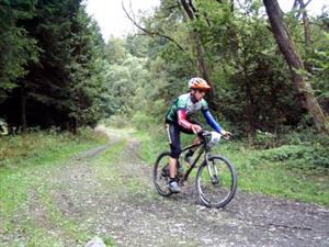 Člen Vysot sport týmu Dušan Pargač najíždí do zatáčky při jednom z loňských maratonů horských kol.<br/>  FOTO: ARCHIV