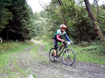Člen Vysot sport týmu Dušan Pargač najíždí do zatáčky při jednom z loňských maratonů horských kol.<br/>  FOTO: ARCHIV