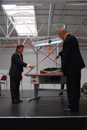 Přestřižením pásky nad symbolickým pracovištěm firmy Bang&Olufsen byla minulý přesně před týdnem oficiálně zahájena výroba luxusní elektroniky v novém závodě v Kopřivnici.<br/>  FOTO: D. MACHÁČEK