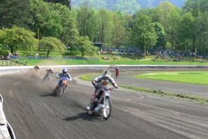Tento obrázek byl vidět v každé jízdě, do které Adrian Rymel nastoupil. Stejně jako zde, pokaždé po startu obsadil první pozici, kterou udržel až do cíle.<br/>                                         
FOTO: ONDŘEJ ZAPLETAL
