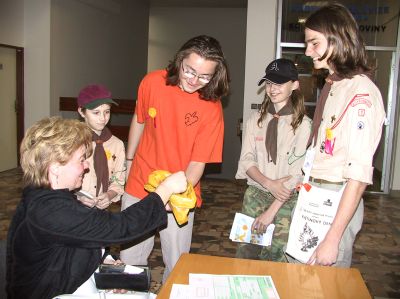 Žluté kvítky měsíčku lékařského prodávali v Kopřivnici mimo jiné i místní skauti. Každý dárce navíc získal leták nabádající k preventivnímu vyšetření rakoviny prsu.<br/>          
FOTO: ILONA HOFFMANNOVÁ
