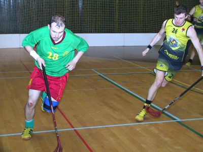 Hráč Horní Suché (vlevo) útočí na bránu rožnovského týmu v nedělním zápase o třetí příčku v turnaji Vikings Cupu. Rožnov zvítězil 3:1.<br/>                                                         
FOTO: ONDŘEJ ZAPLETAL
