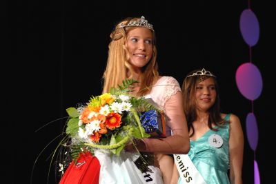 První Miss regionu se v sobotu v kulturním domě stala Adéla Parmová z Frenštátu pod Radhoštěm. V pozadí její dekorování sleduje druhá vicemiss.<br/>                                         
FOTO: DAVID MACHÁČEK
