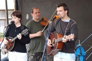 Valaškomeziřičská kapela Docuky byla jednou z těch, které o minulém víkendu bavily publikum na náměstí ve Štramberku. Tamní pivovar slavil první rok existence.<br/>                      FOTO: DAVID MACHÁČEK