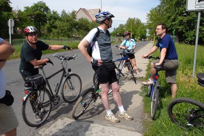 Pracovní skupina, která se má zabývat přípravou cyklotras ve městě, si nejproblematičtější místa v Kopřivnici projela na svých bicyklech.<br/>
FOTO: DAVID MACHÁČEK
