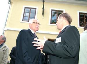 Prezident Václav Klaus osobně otevřel zrekonstruovaný rodný dům Sigmunda Freuda v Příboře. Na snímku před ním hovoří se starostou města Milanem Strakošem.<br/>
FOTO: Ilona HOFFMANNOVÁ
