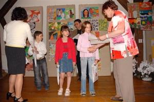 První kategorie okresní výtvarné soutěže Fantazie 2006 byla kompletně ovládnuta žáky z Kopřivnice. V rámci vernisáže si převzali ocenění.<br/>
FOTO: DAVID MACHÁČEK
