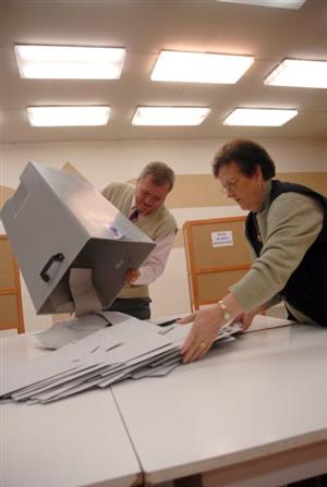 V sobotu odpoledne s úderem čtrnácté hodiny začaly volební komise otvírat volební schránky a poté počítaly odevzdané úřední obálky a jednotlivé hlasovací lístky<br/>.             
FOTO: DAVID MACHÁČEK
