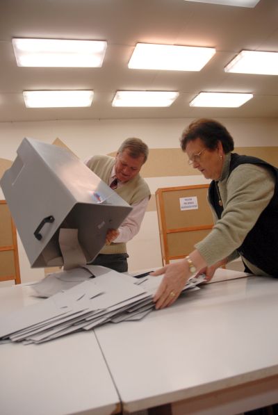 V sobotu odpoledne s úderem čtrnácté hodiny začaly volební komise otvírat volební schránky a poté počítaly odevzdané úřední obálky a jednotlivé hlasovací lístky<br/>.             
FOTO: DAVID MACHÁČEK

