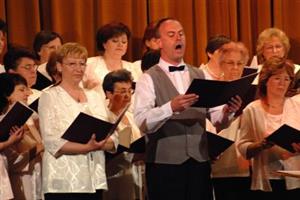 Mořic Jurečka s Marii Melnárovou zpívají sólové party skladby ’Ó, radost má’ z programu jarního koncertu PSK.<br/>                                                                                          
FOTO: DAVID MACHÁČEK
