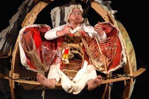 Divadlo Kvelb bavilo děti na jejich svátek prvního června hned třemi představeními. Velmi nápadité bylo ztvárnění Otesánka.<br/>                                                                              
FOTO: DAVID MACHÁČEK
