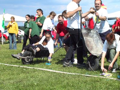 Na Hrách bez venkovských hranic se v Petřvaldíku při jedné z disciplín malovaly hradby tak, že malíř po namočení štětce do barvy byl vezen v zednických táčkách.<br/>           
FOTO: ILONA HOFFMANNOVÁ
