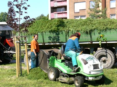 Posekanou trávu z veřejných prostranství odváží Slumeko do kompostárny v Příboře.<br/>                   FOTO: DANA HOĎÁKOVÁ