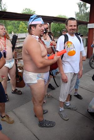 Odvaha a dobrá nálada účastníkům šesté Pyjamo Tour de Javorník rozhodně nechyběly. Pořadatelé měli při volbě nejerotičtějšího úboru jistě hodně práce.<br/>                               
FOTO: DAVID MACHÁČEK
