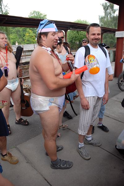 Odvaha a dobrá nálada účastníkům šesté Pyjamo Tour de Javorník rozhodně nechyběly. Pořadatelé měli při volbě nejerotičtějšího úboru jistě hodně práce.<br/>                               
FOTO: DAVID MACHÁČEK
