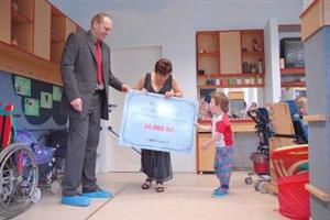 Už posedmé předali zástupci firmy Městských inženýrských sítí Studénka, a. s., sponzorský dar Dětskému centru Kopřivnice.<br/>                                                                                   
FOTO: DAVID MACHÁČEK
