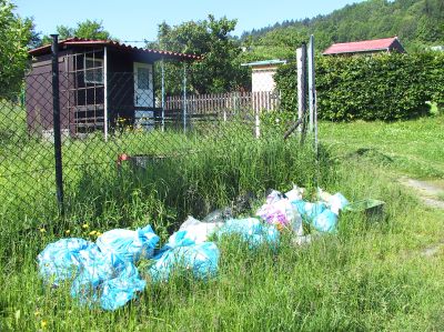 Komunální odpad zahrádkářů v Závišicích končí před branami zahrádkářské kolonie, odpad ze zahrádek je vyvážen na okolní louky a do příkopů.<br/>                               
FOTO: ILONA HOFFMANNOVÁ
