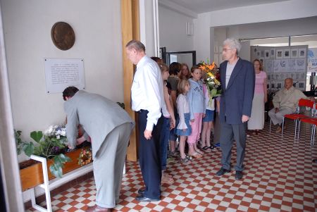 Památku političky Milady Horákové popravené komunistickým režimem uctily i květiny položené pod její plaketu.<br/>                 
FOTO: DAVID MACHÁČEK
