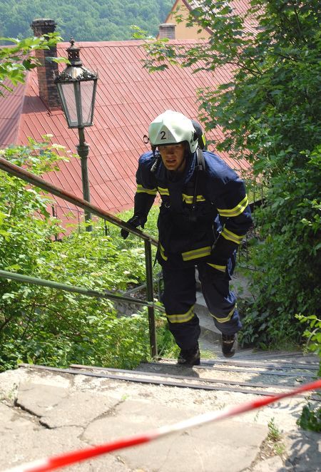 Heroické výkony předváděli profesionální i dobrovolní hasiči, kteří v sobotu soutěžili ve Štramberku. S plnou výbavou museli z náměstí vyběhnout až na Trúbu. Viz strana 3.<br/>  
FOTO: DAVID MACHÁČEK
