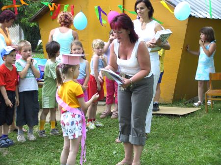 Pasování budoucích školáků se v mateřské škole Pionýrské z rukou Anna Dětské a ostatních učitelek dočkalo 26 děvčat a chlapců.<br/>
FOTO: ILONA HOFFMANNOVÁ