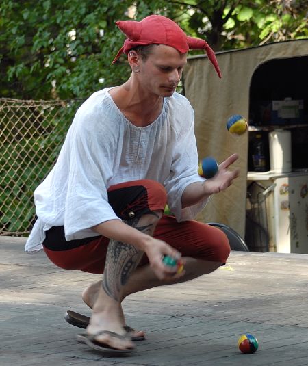 Městské slavnosti ve Štramberku o víkendu zpestřilo také vystoupení kejklíře.<br/><br/>                                                        FOTO: DAVID MACHÁČEK