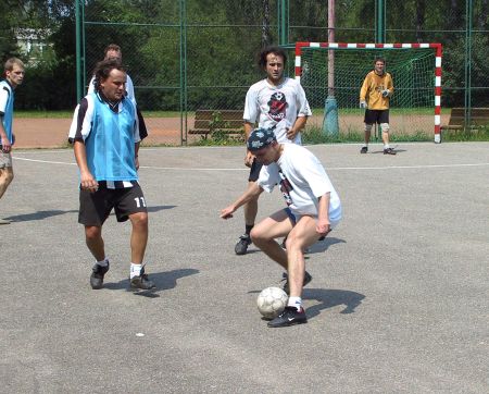 Střelec branky v dresu Bum Šankaru Milan Burget kryje míč před dotírajícím hráčem Juventusu. Tento zápas skončil spravedlivou remízou 2:2.<br/>                                                
FOTO: ONDŘEJ ZAPLETAL

