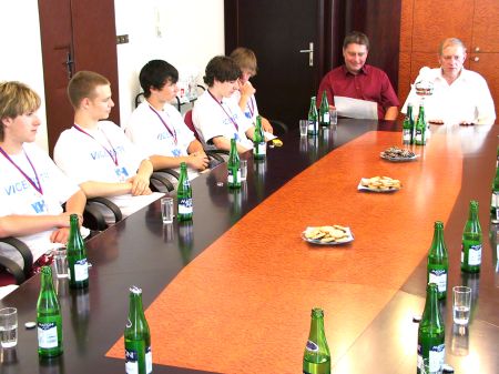 Vedení města v čele se starostou Jiřím Tichánkem přijalo v pondělí na radnici družstvo  házenkářů, které vybojovalo pro Kopřivnici stříbro na mistrovství České republiky.<br/>          
FOTO: DAVID MACHÁČEK
