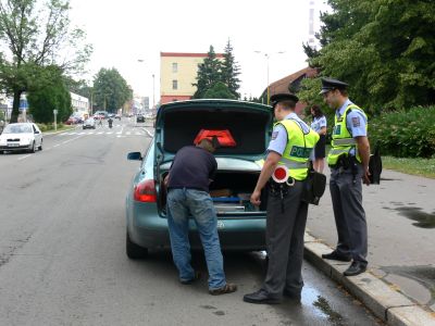 V rámci dopravní akce kontrolovali policisté i povinnou výbavu automobilů. Až na výjimky ji měli všichni v pořádku.<br/>                 
FOTO: DANA HOĎÁKOVÁ
