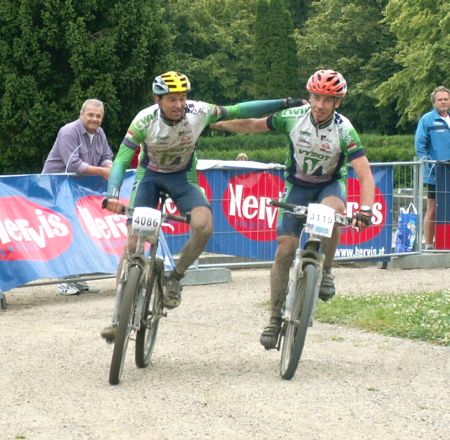 Jiří Šitavanc (vlevo) a Dušan Pargač dojíždějí ruku v ruce do cíle holešovského bikemaratonu.<br/> FOTO: ARCHIV